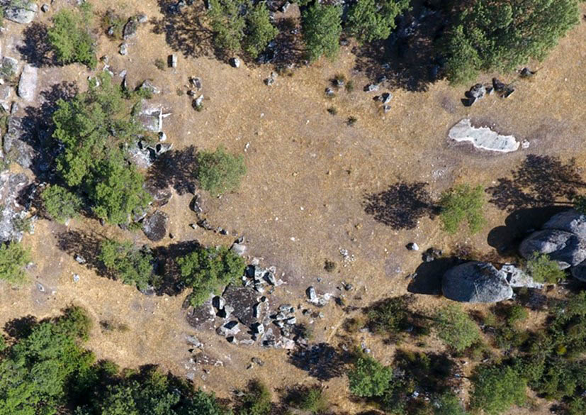 Foto área de esta plataforma rectangular antes de su excavación